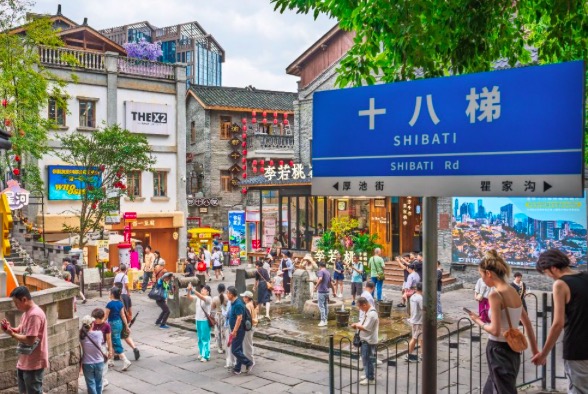 渝中：十八梯迎来“错峰游”热潮