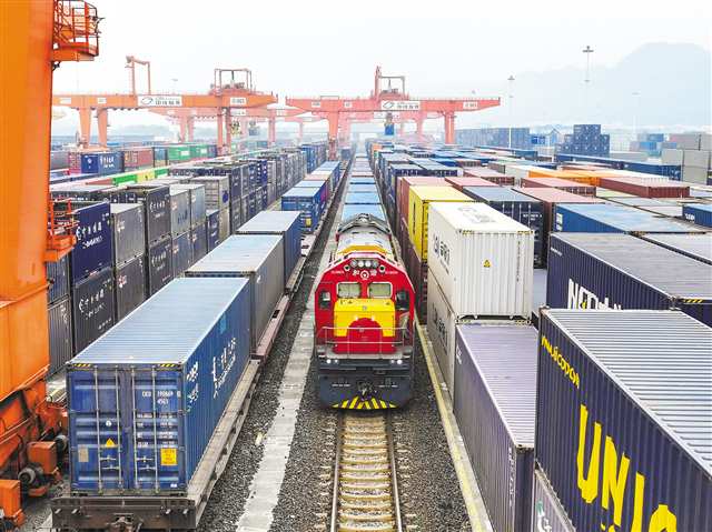 西部陆海新通道：2026年首趟年货班列抵渝