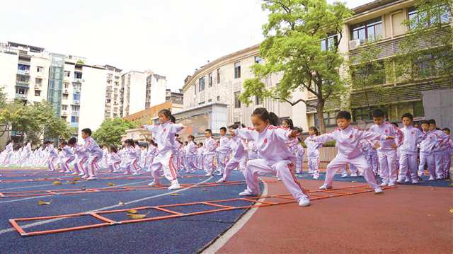 身上有汗 眼里有光 心中有梦 脚步有力 重庆 以体育人 跑出“少年强则中国强”的精气神