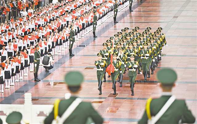 向劳动者致敬！重庆人民广场举行升旗仪式